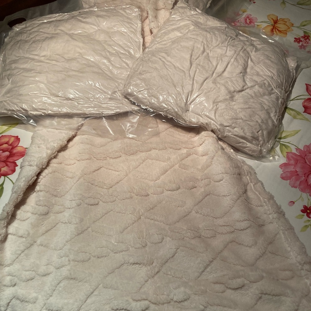 Luxurious Cream White Throw & 2 Pillows(FREE Xmas 🎄 pillowcase )